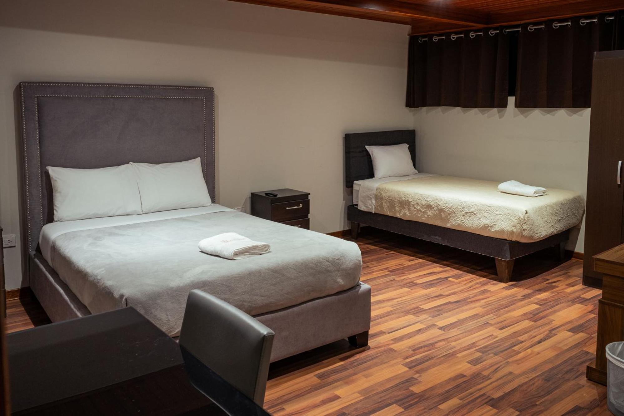 Hotel California Урубамба Экстерьер фото