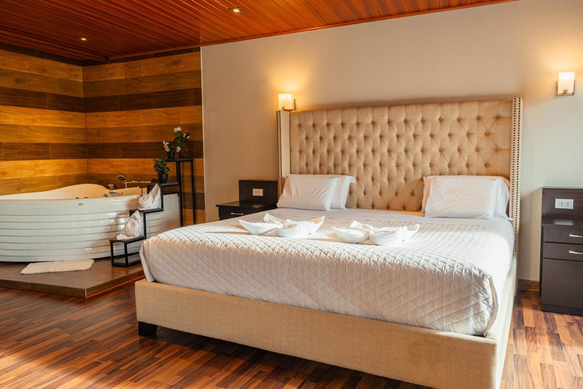 Hotel California Урубамба Экстерьер фото